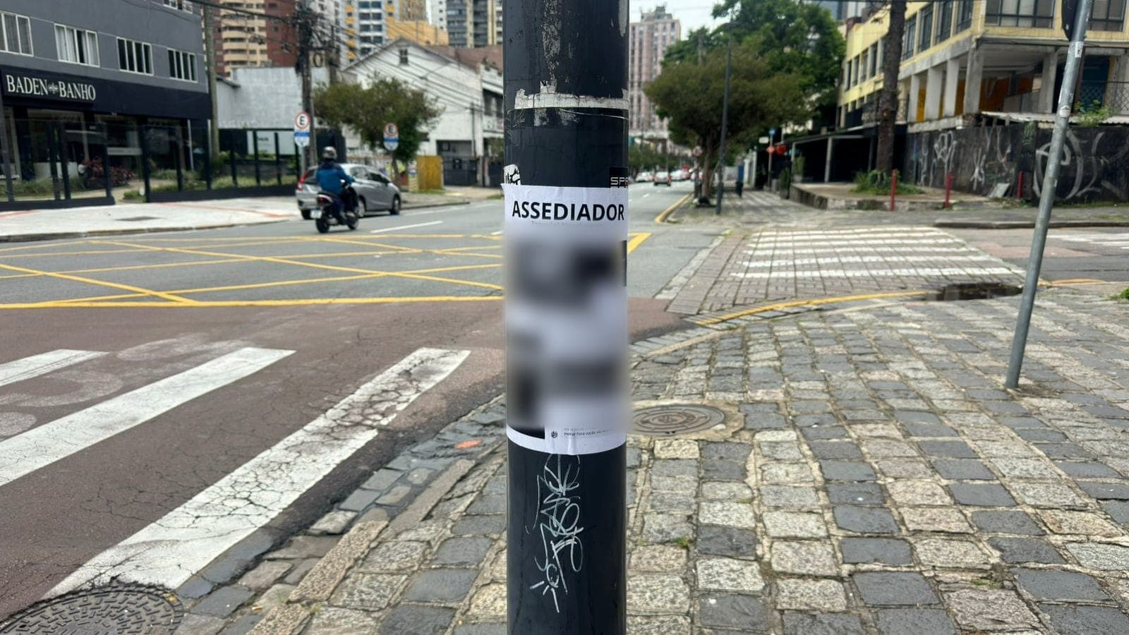 Cartazes com nome, foto e perfil de redes sociais de um jovem acusado de assédio surgiram em postes de Curitiba. Polícia investiga.