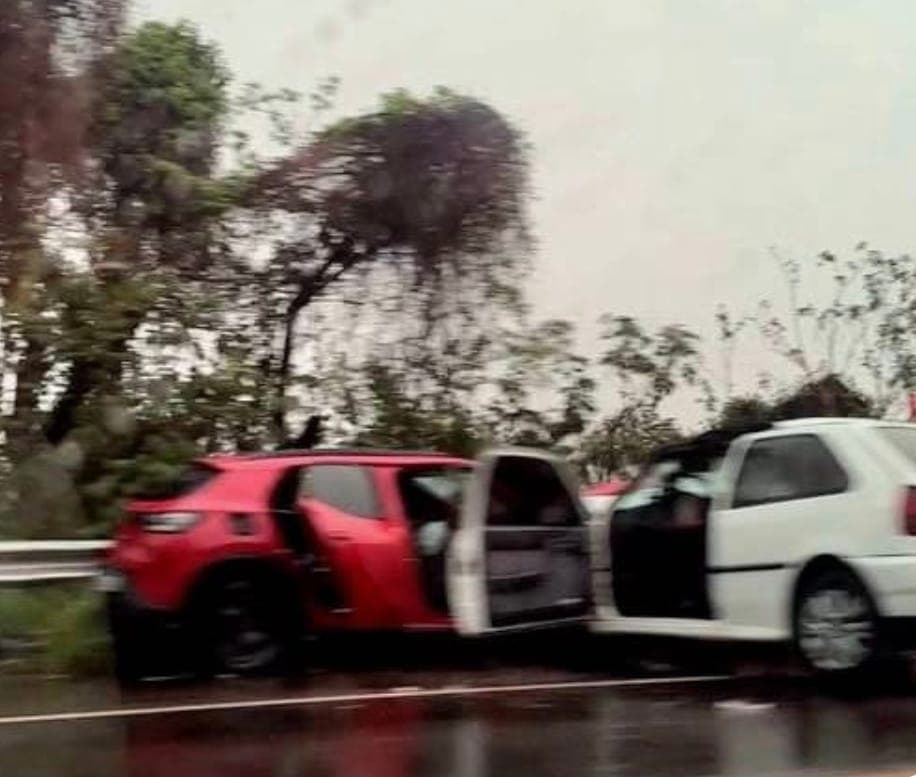 O acidente aconteceu durante a tarde na Rodovia Feliciano Salles Cunha (SP-310). Outras cinco pessoas foram socorridas.