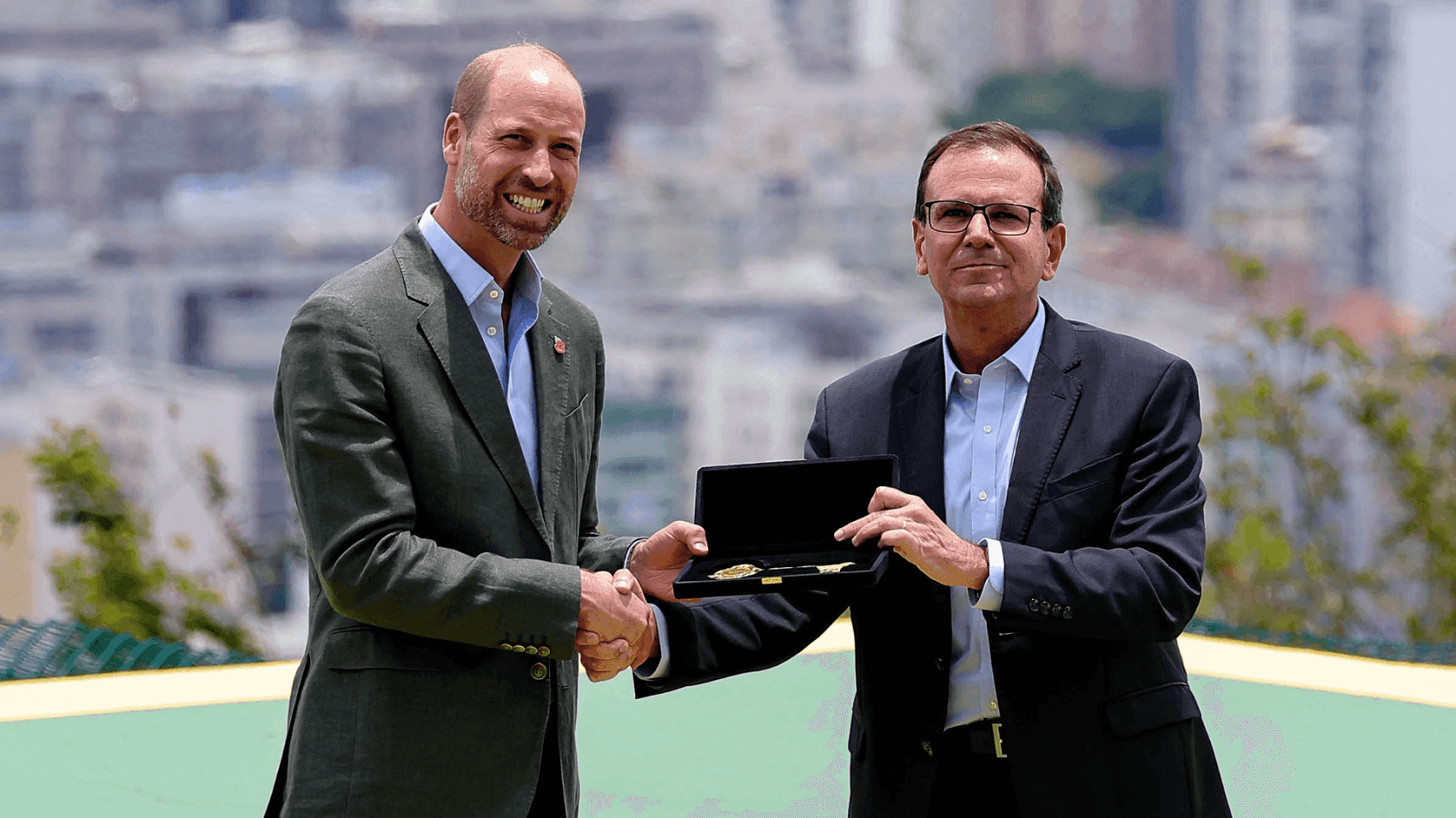Eduardo Paes entregando as chaves do Rio ao príncipe William no Pão de Açúcar