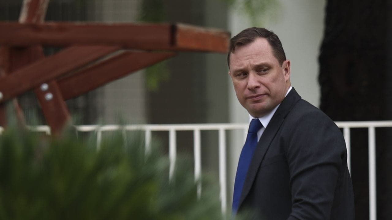 Mauro Cid chegando em casa após tirar tornozeleira no STF