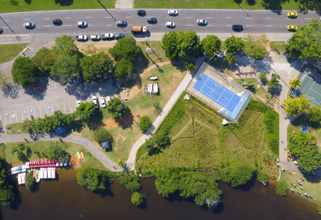 O processo de naturalização da lagoa também envolveu o plantio de 4.500 mudas no entorno, aumentando a área verde da região
