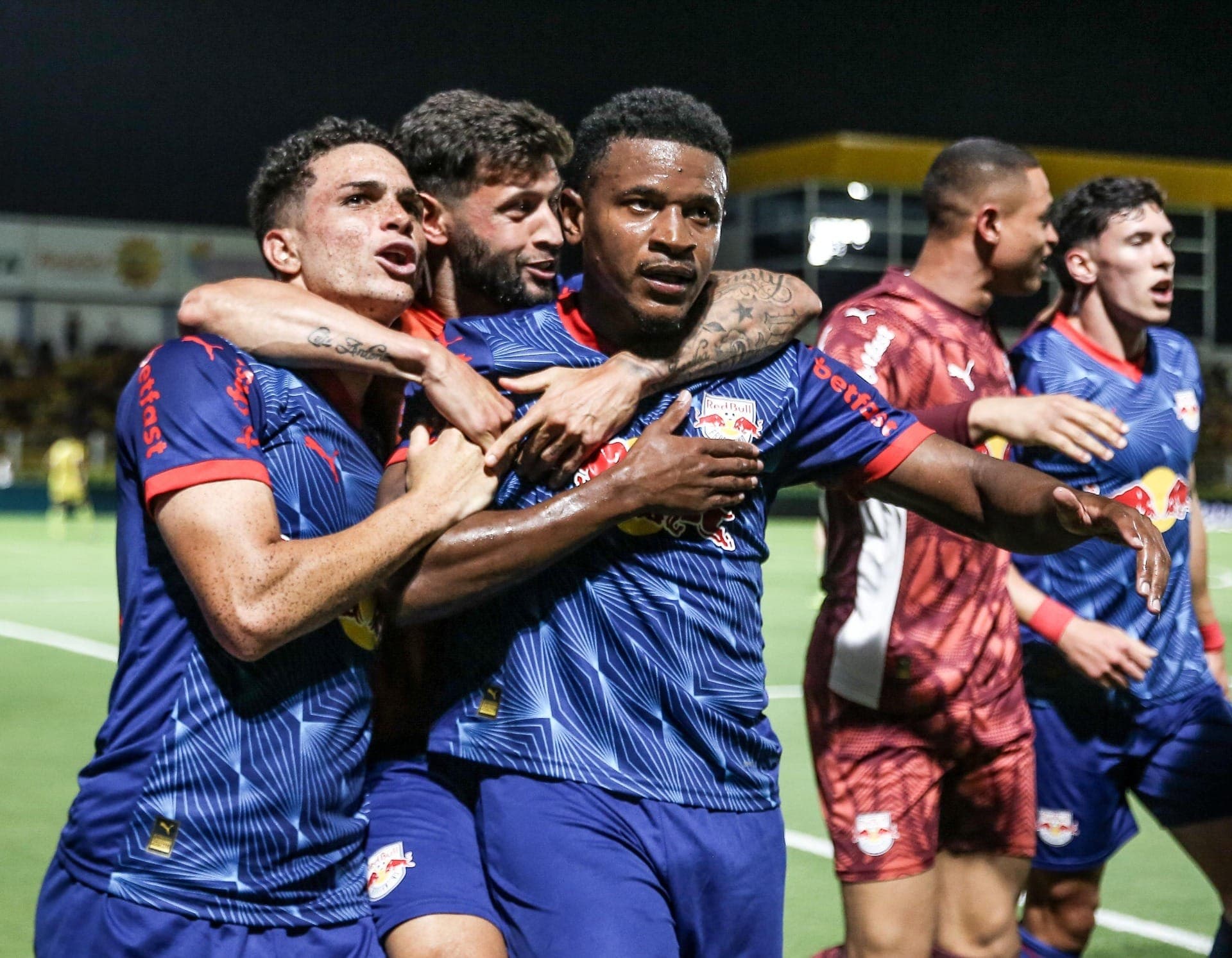 Gustavo Neves, Juninho Capixaba e Eric Ramires, do Bragantino