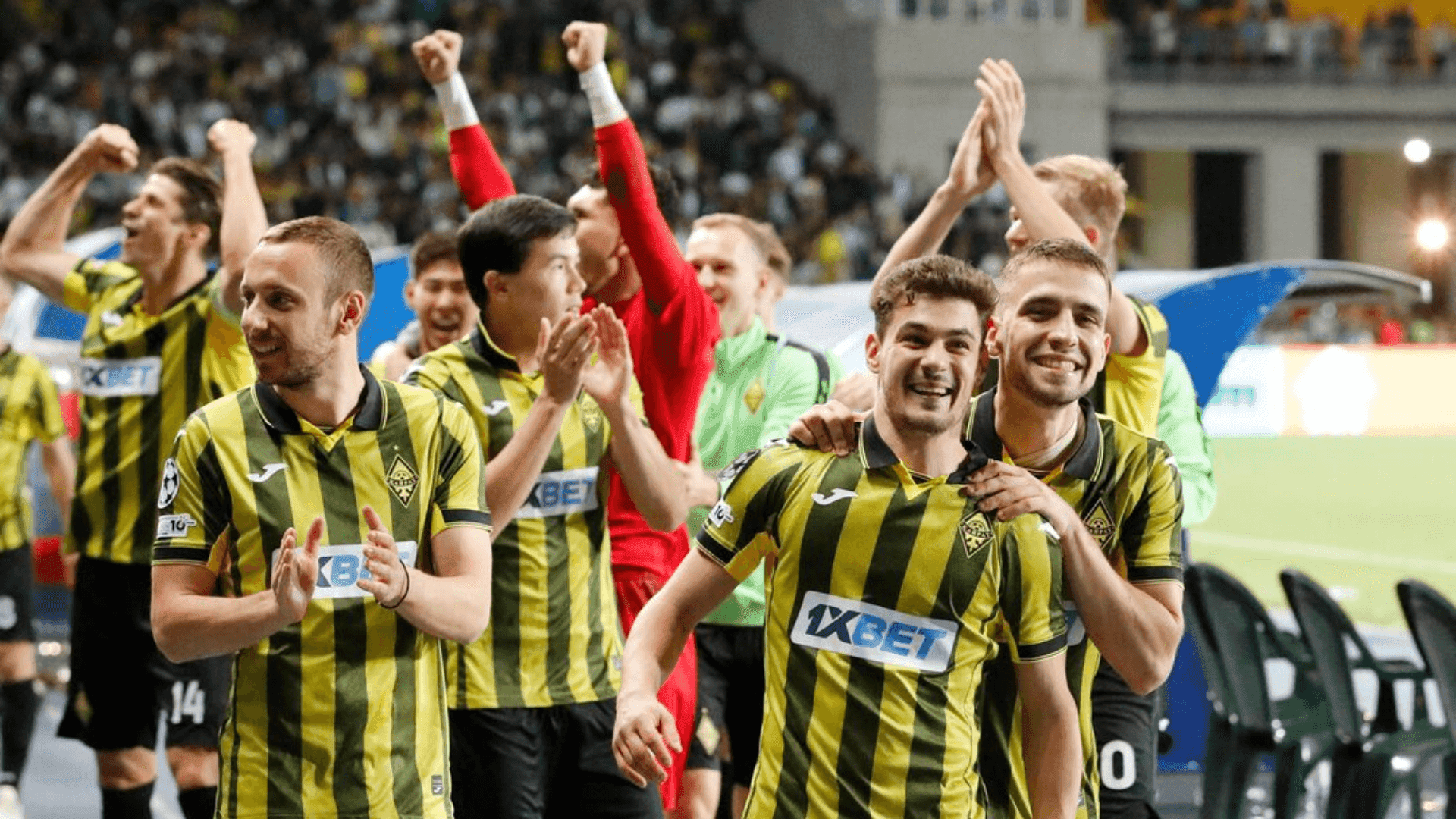 Jogadores Kairat comemorando classificação para a fase de liga da Champions League