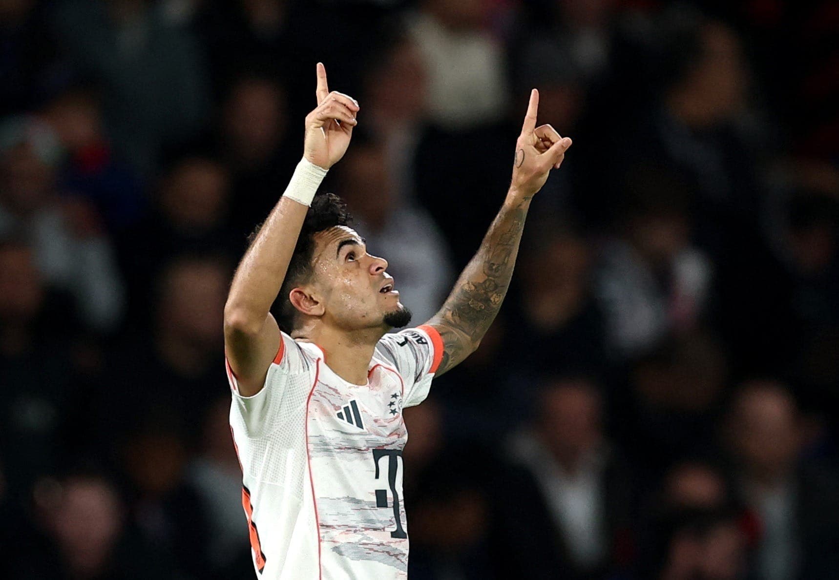 Luis Díaz comemora os gols do Bayern sobre o PSG