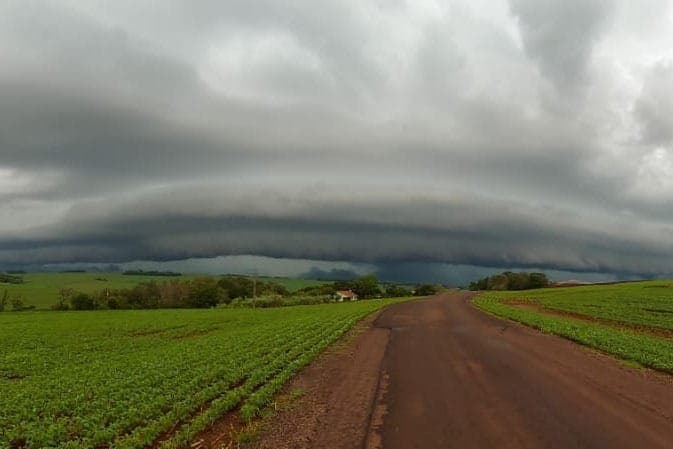 Simepar alerta para temporais, ventos fortes e granizo em várias regiões do Paraná