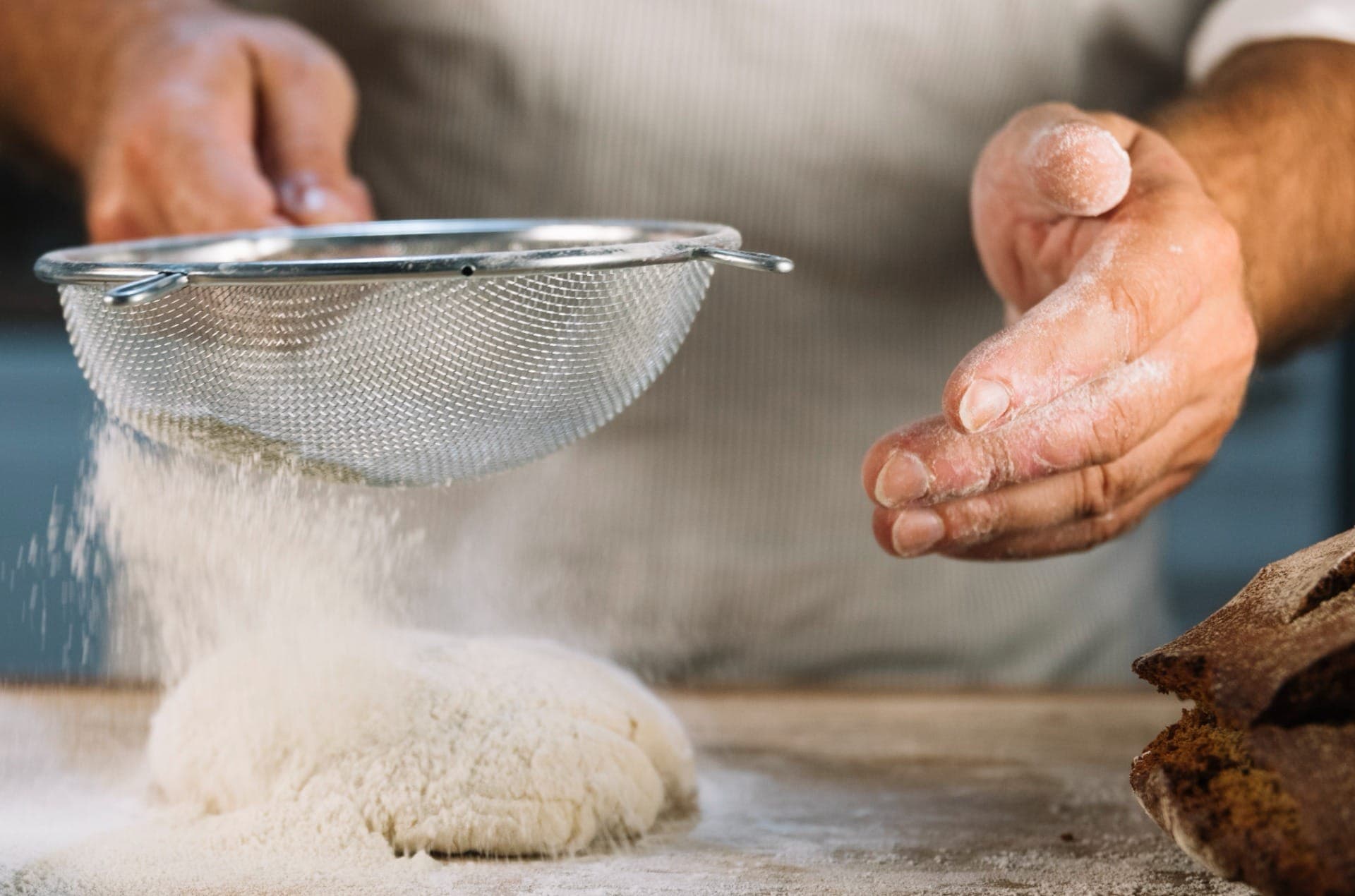 Ao peneirar a farinha, você "solta" o ingrediente, quebrando essa compactação e incorporando microbolhas de ar