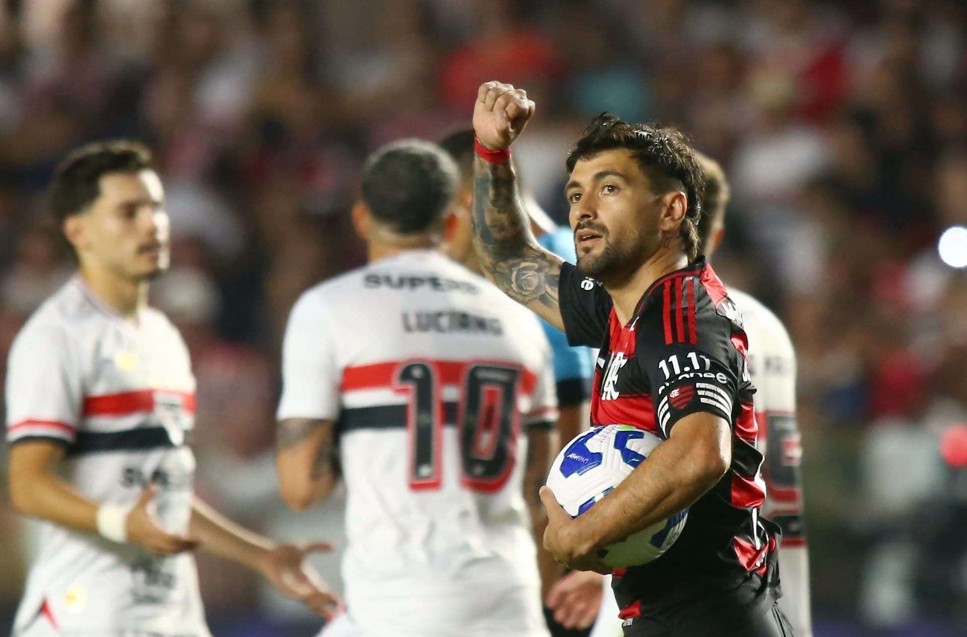 Arrascaeta comemora gol do Flamengo contra o São Paulo
