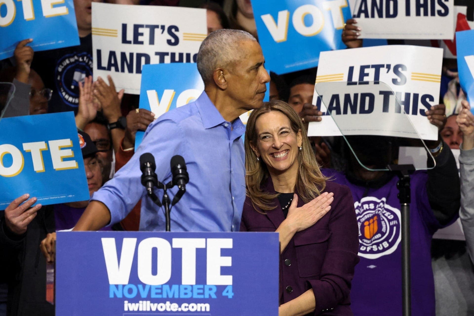 Barack Obama ao lado de Mikie Sherrill