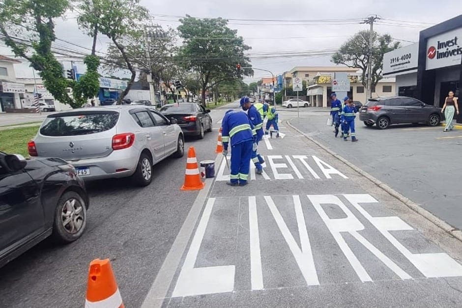Cruzamento na avenida Andrômeda com rua João Del Rey