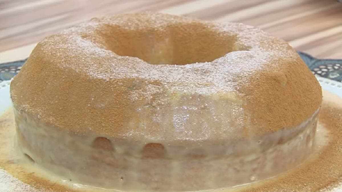 Para a versão vulcão, o bolo de canela é assado em forma de furo central