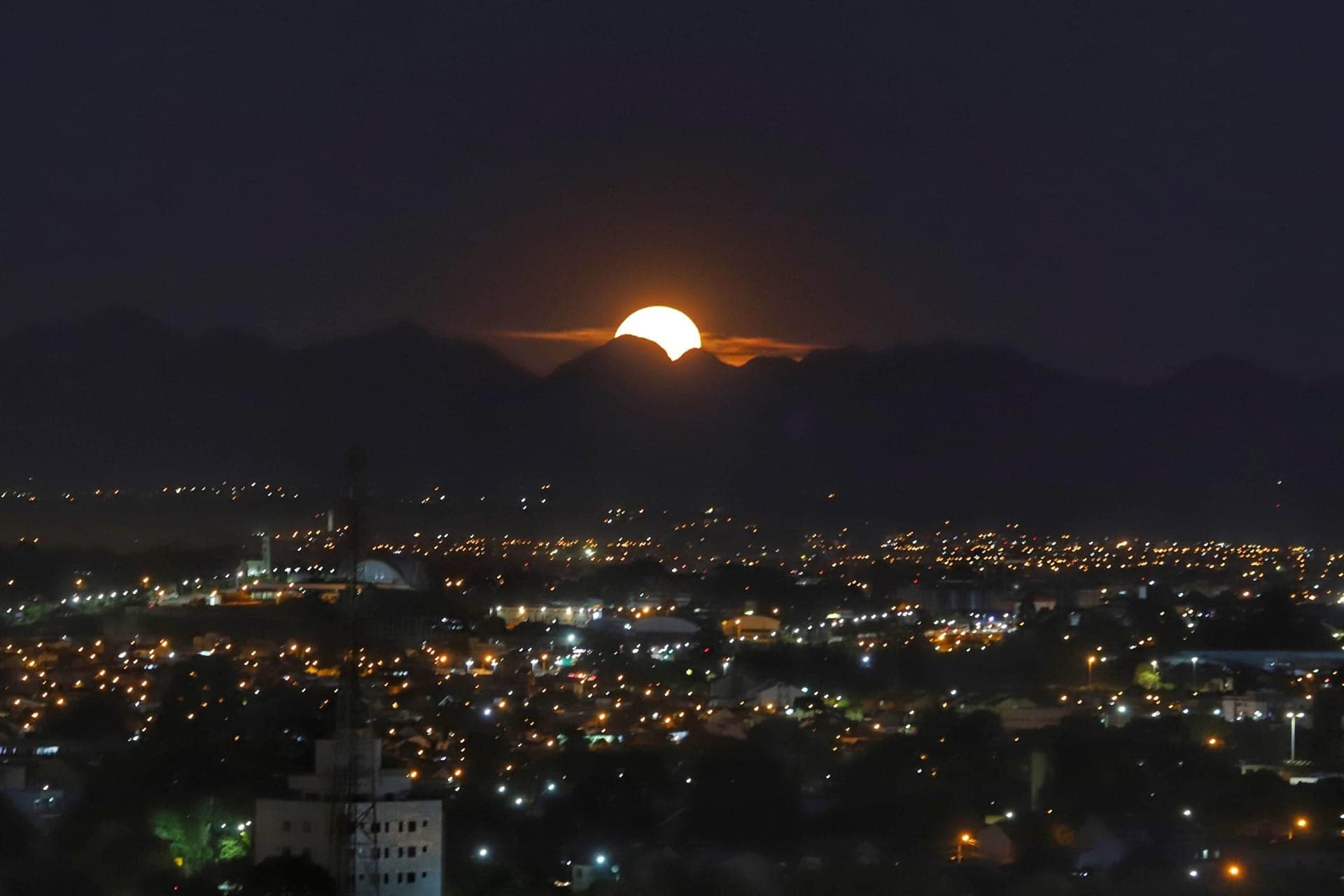 Paranaenses terão visão privilegiada da Superlua nesta quarta-feira