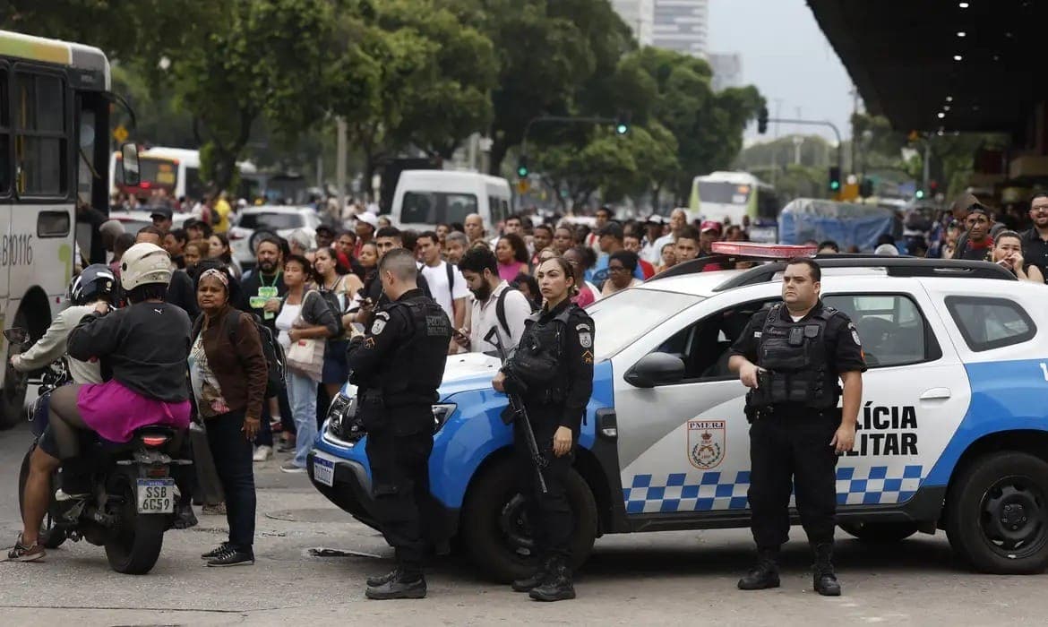 Políciais na rua durante megaoperação na Penha e Alemão