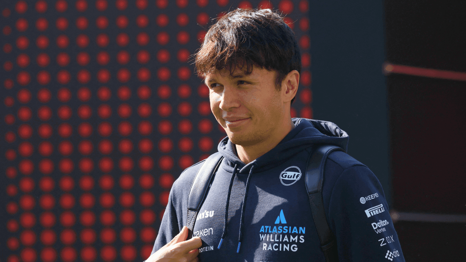 Alex Albon, piloto da Williams, experimenta pão de queijo: "Gosto disso"