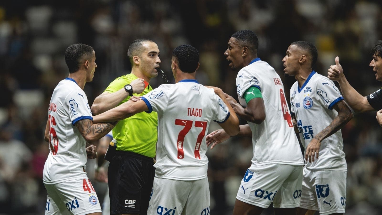 Bahia reclama da expulsão de Kanu, contra o Atlético