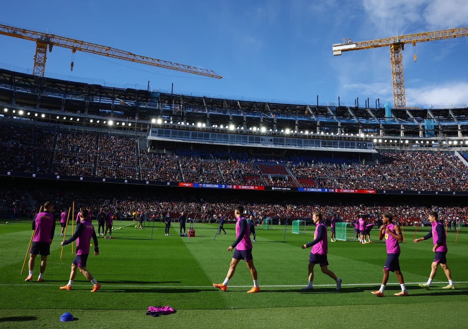 Barcelona treina com presença da torcida em passo importante para volta ao Camp Nou