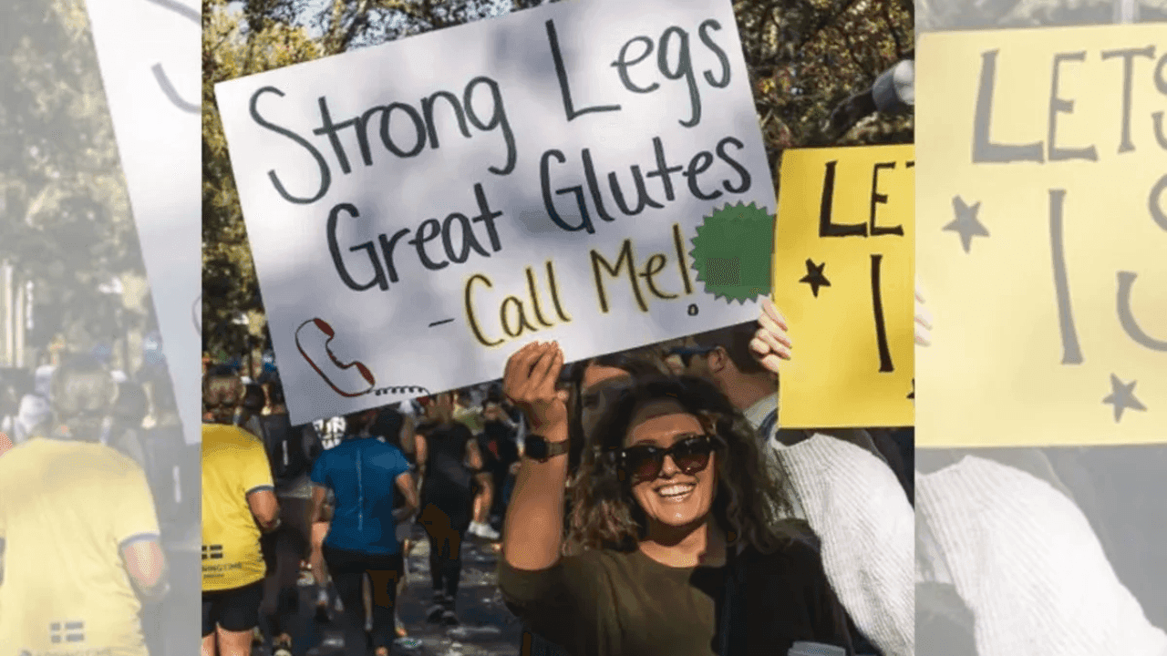 Mulher usa cartaz durante corrida para buscar um novo amor