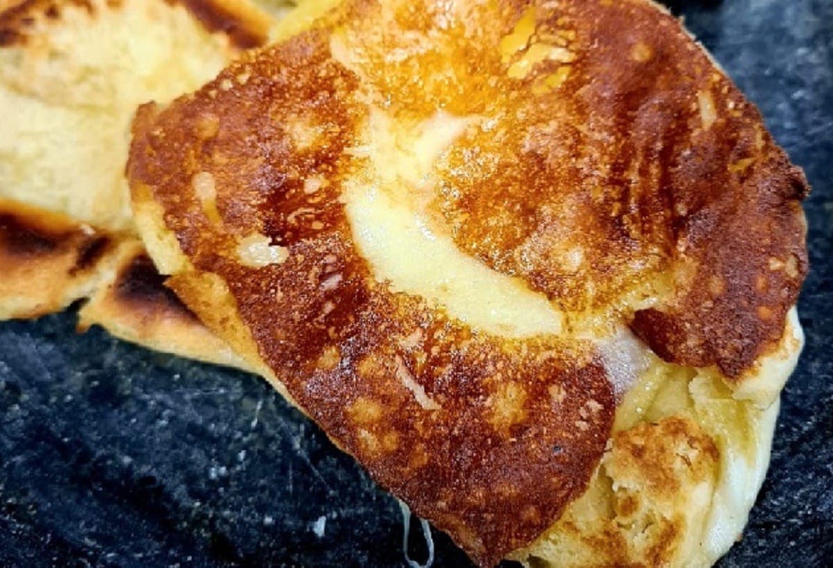 Pão francês na chapa: delícia fica pronta em 5 minutos