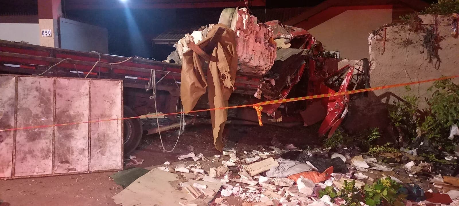 Caminhão de reciclagem perde controle e deixa uma vítima fatal em Campos do Jordão
