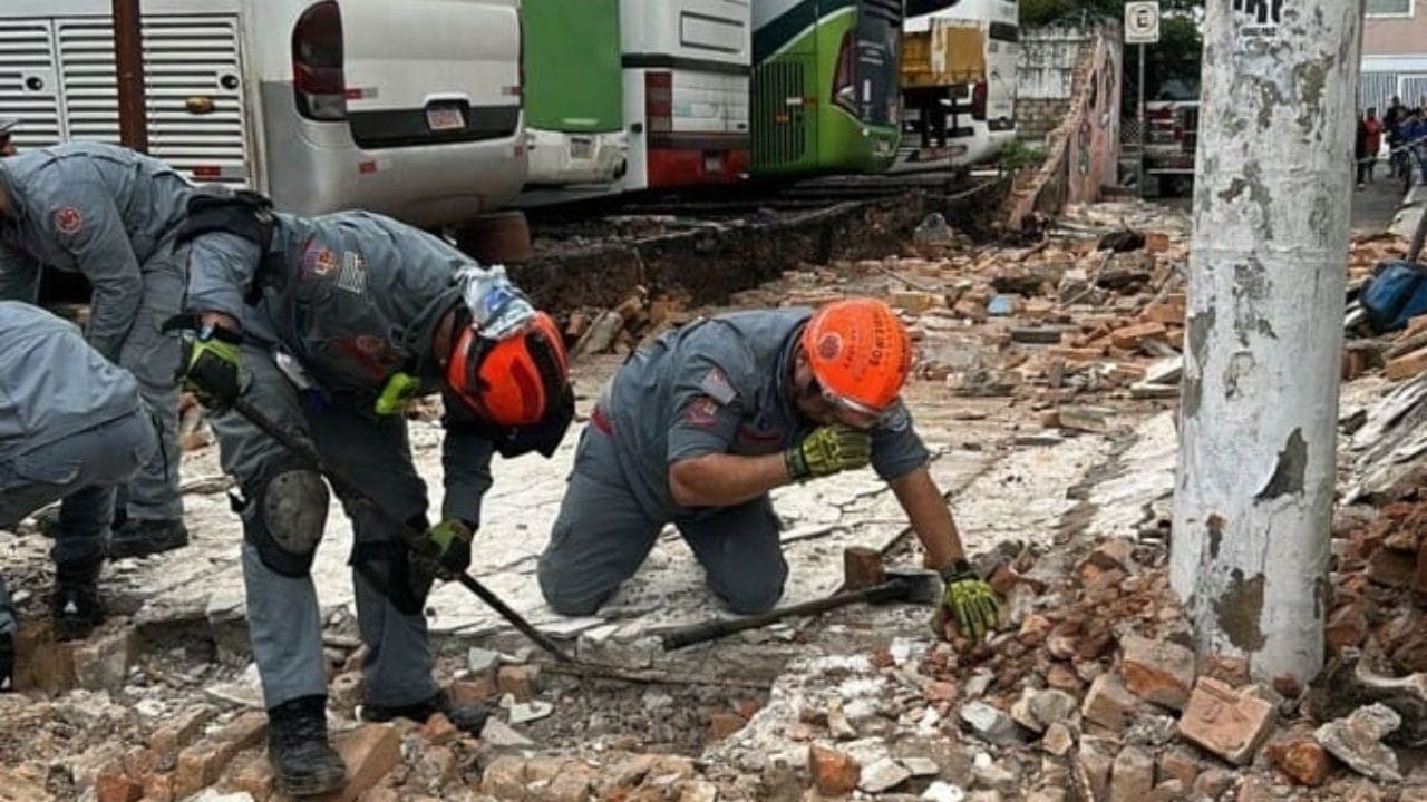 Corpo de Bombeiros busca vítima que pode estar soterrada
