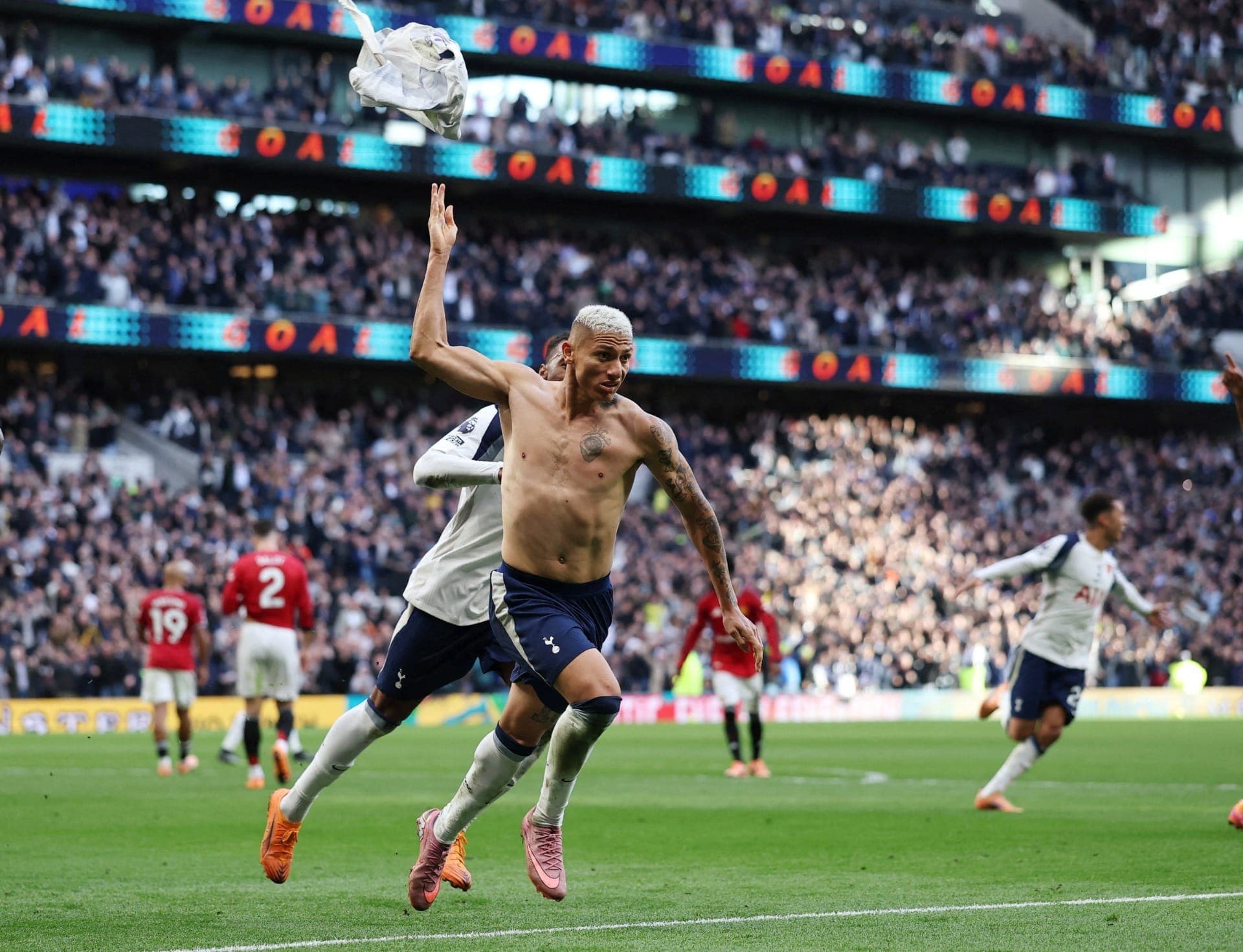 Richarlison comemora gol pelo Tottenham sobre Manchester United