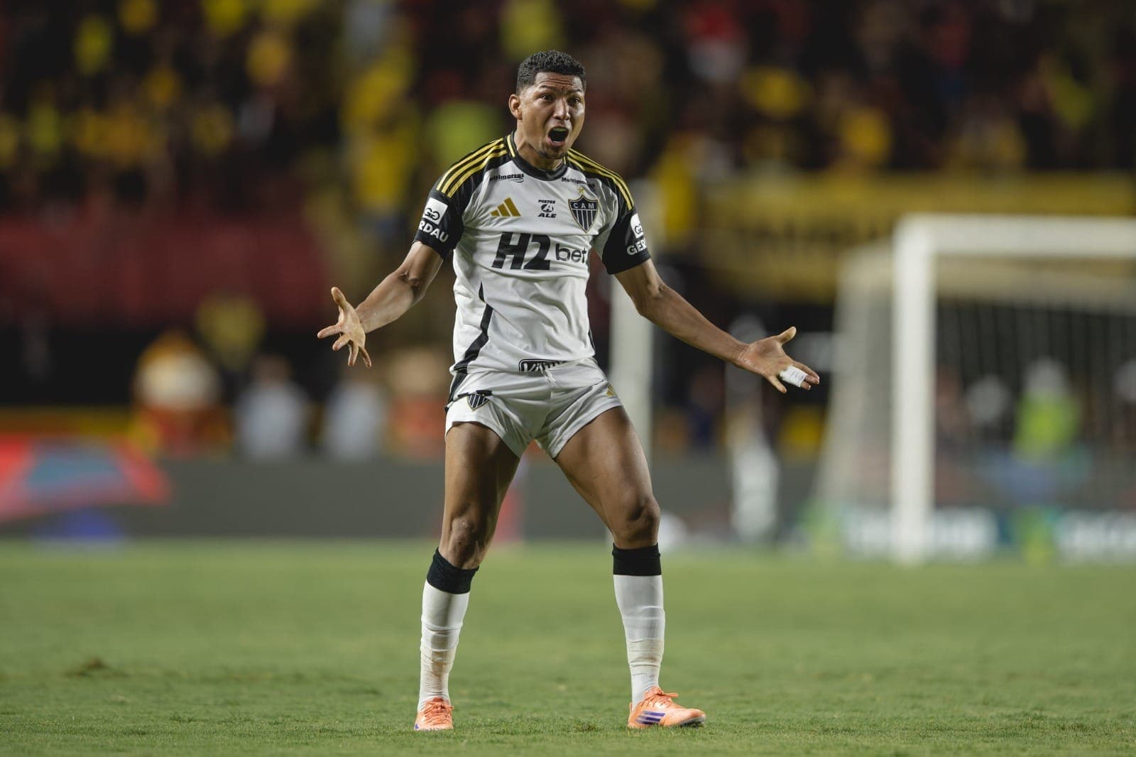 Rony marca dois gols e Atlético Mineiro vence o Sport de virada na Ilha do Retiro.