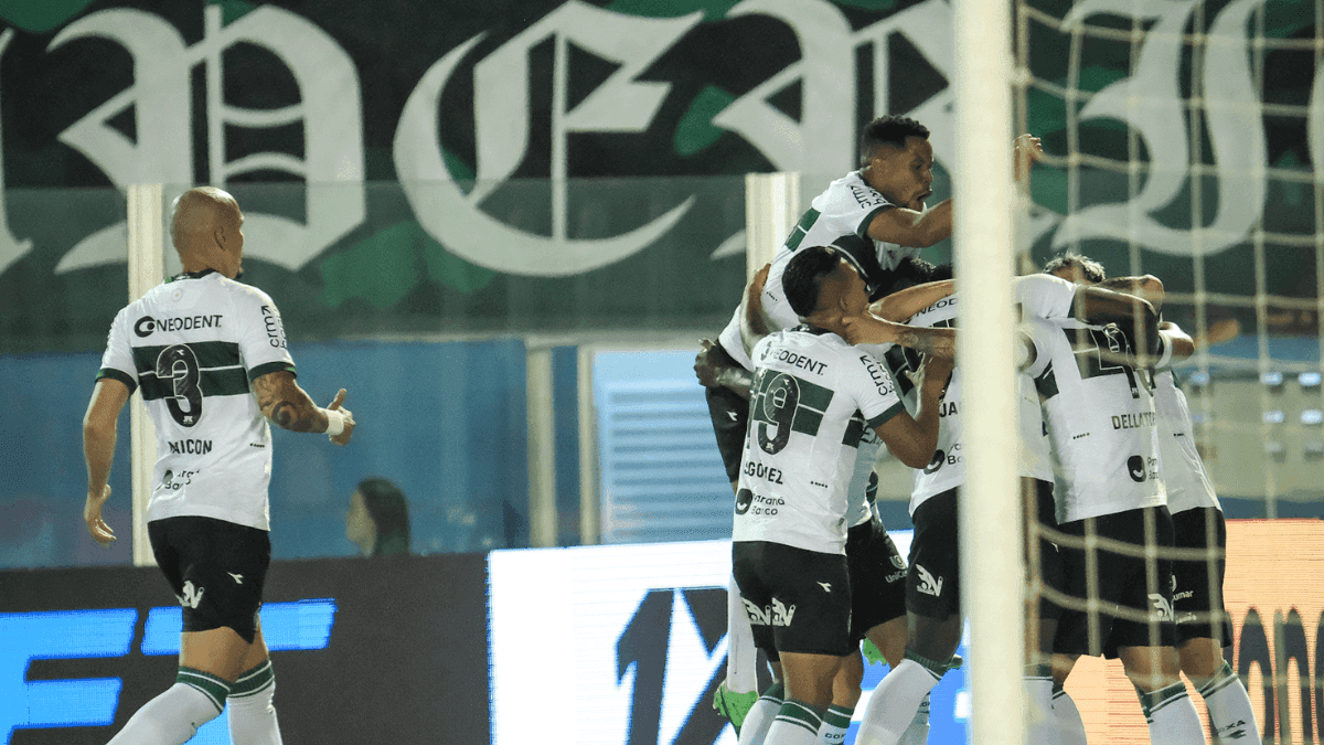Coritiba vence o Paysandu e mantém liderança com 64 pontos