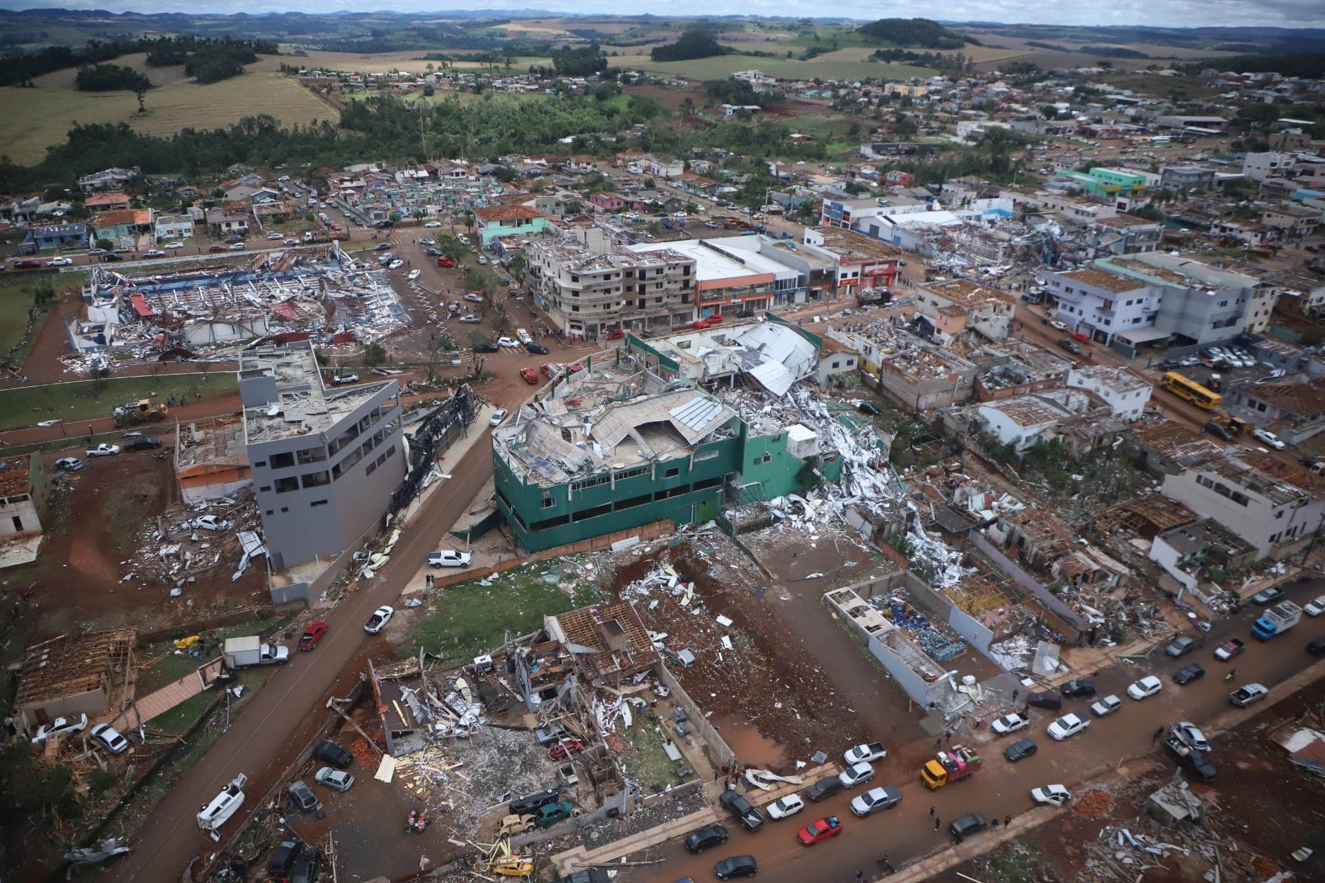 Rio Bonito do Iguaçu ficou destruída após tornado