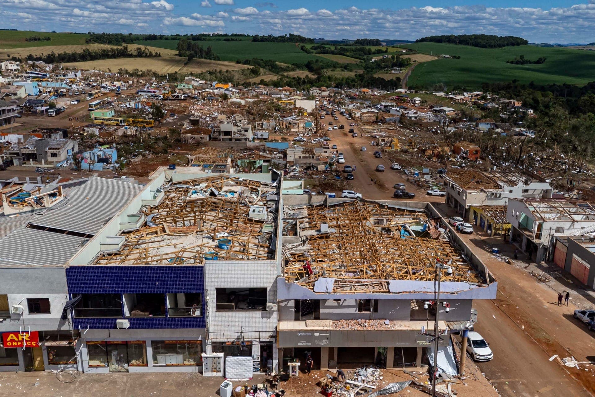 Mais de 1,3 mil famílias foram cadastradas para receber até R$ 50 mil do Fecap em Rio Bonito do Iguaçu, cidade devastada por tornado.