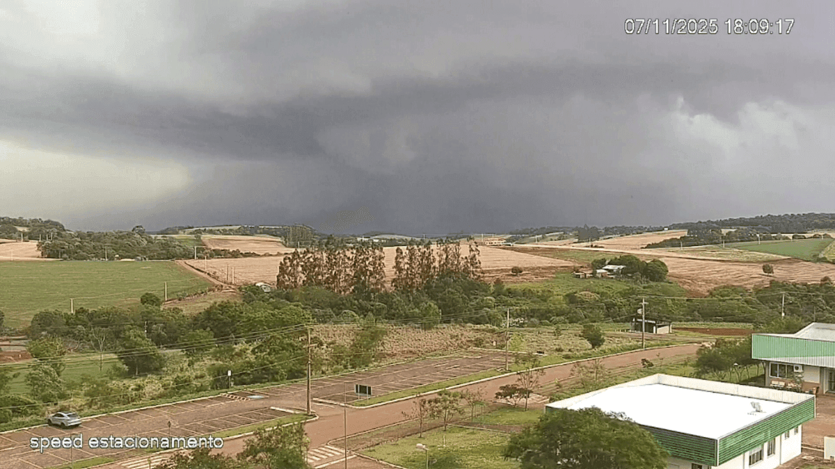 Imagens de satélite registram cidade no Paraná antes e depois da passagem de tornado
