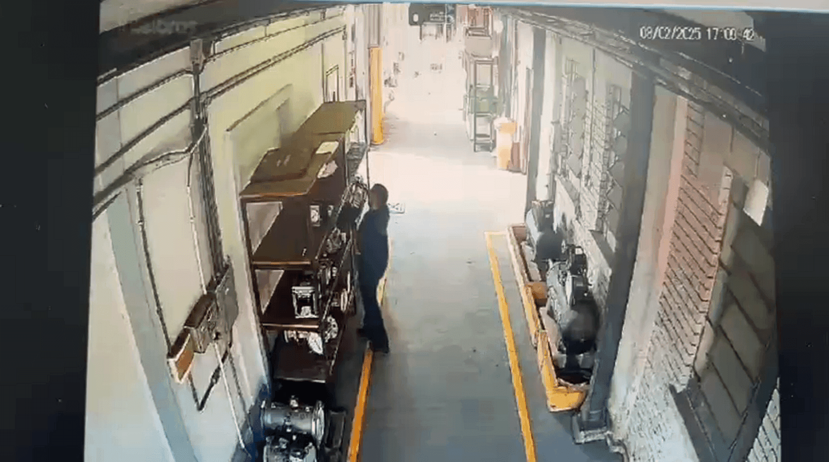 Cãmera de segurança flagra funcionário em um dos roubos de medidor industrial
