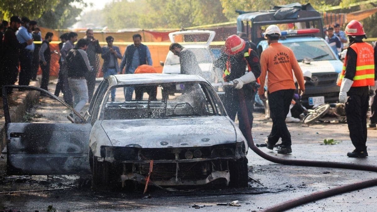 Explosão em frente a tribunal deixa mortos e feridos no Paquistão