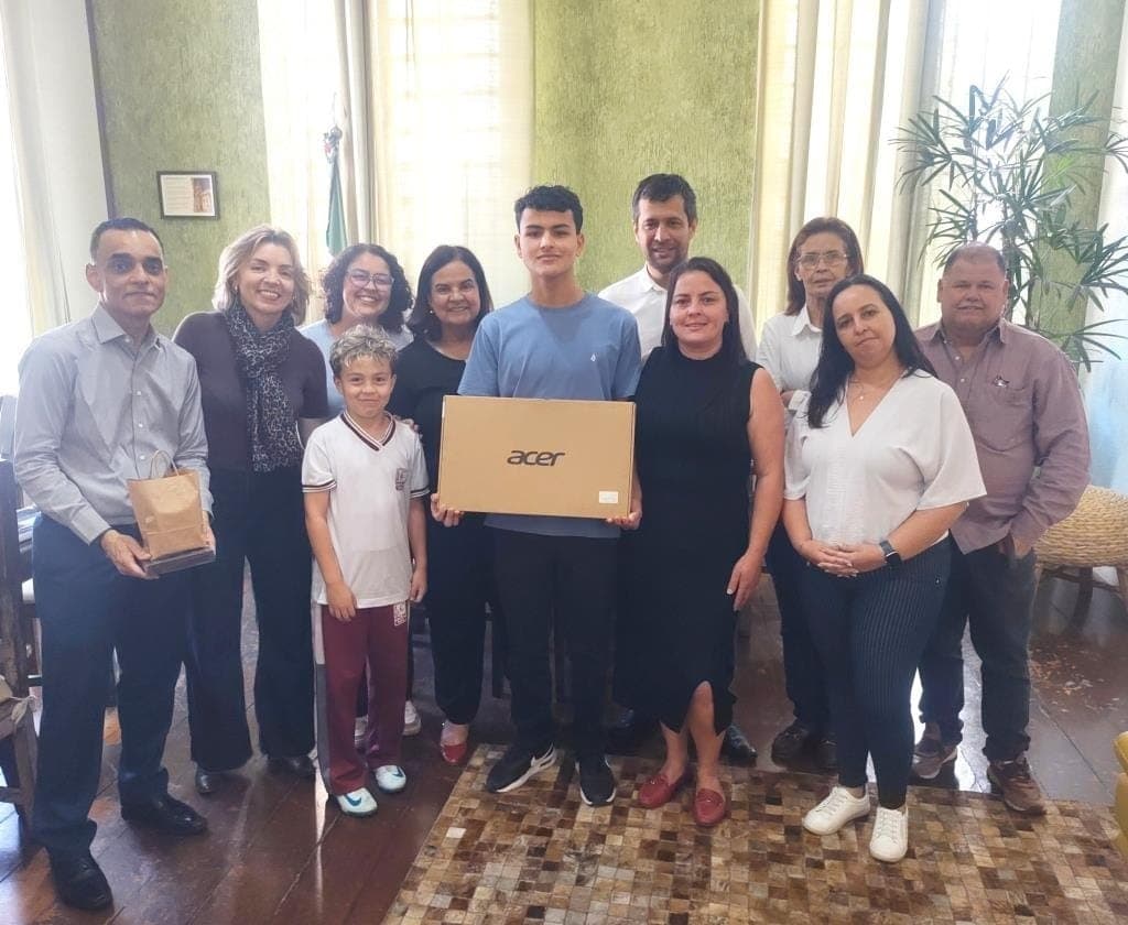João Otávio de Mello Montes Santos, de 15 anos, recebeu um notebook na Prefeitura