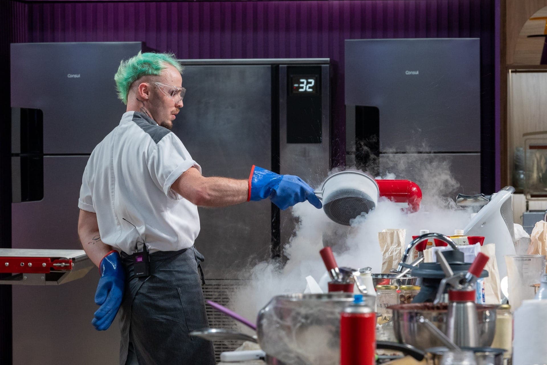Leo usou nitrogênio no preparo das receitas da final do MasterChef Confeitaria 2025