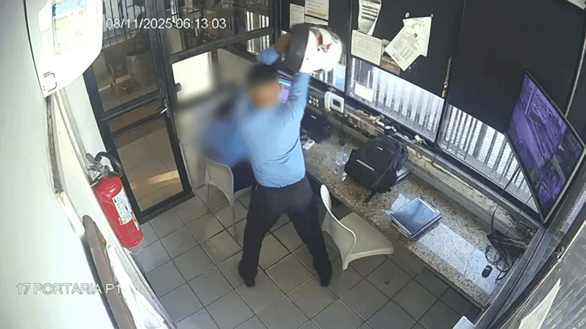 Porteira é agredida com capacete por colega de trabalho em Salvador (BA)