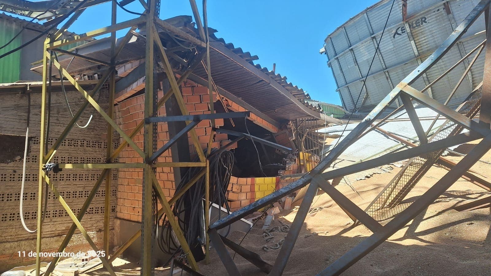 Trabalhador fica soterrado após colapso de silo na Lapa
