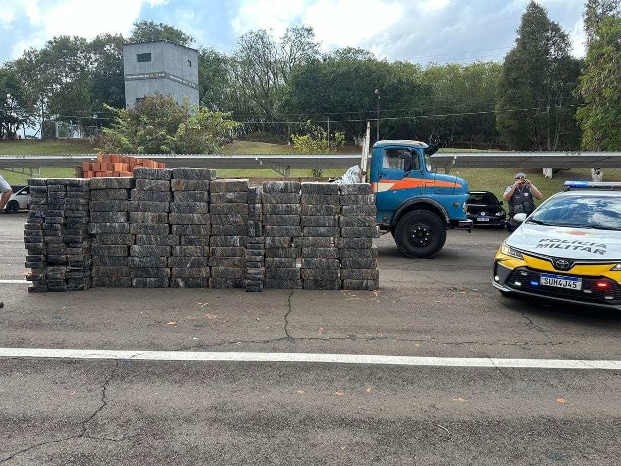 Durante as investigações aconteceram apreensões de grandes cargas de drogas que totalizaram 1.382 kg de cocaína e 7.700 kg de maconha.
