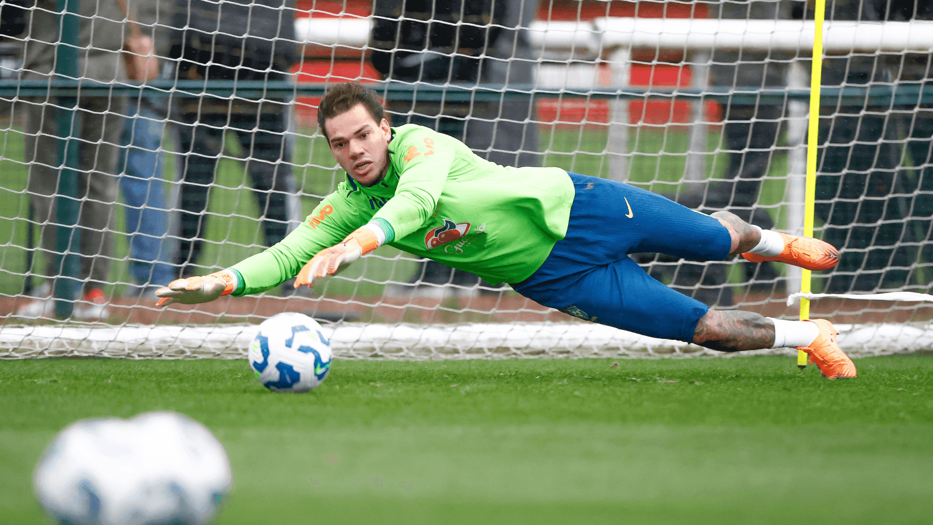 Ederson em ação durante treino da Seleção Brasileira no CT do Arsenal, em Londres