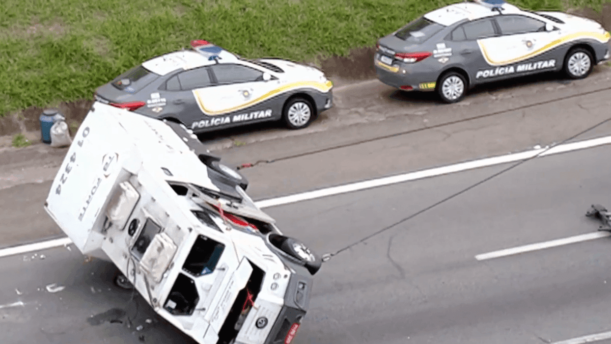 Carro-forte tomba e deixa vigilantes feridos na Rodovia Castello Branco, em SP