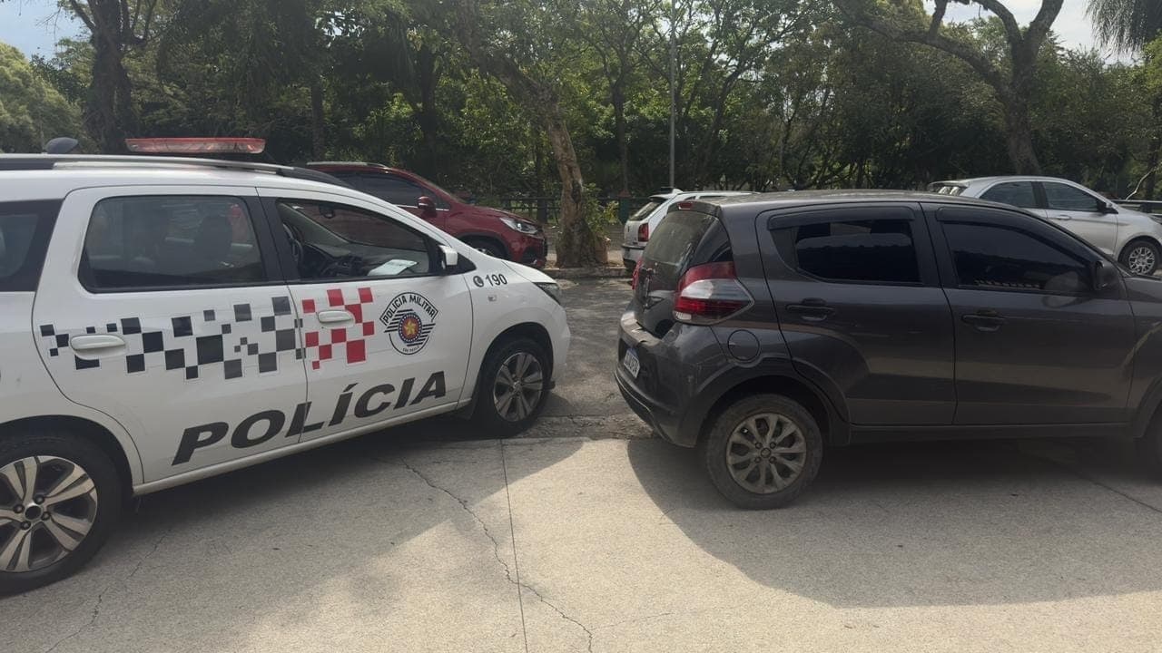 Vítima foi mantida refém dentro do próprio carro