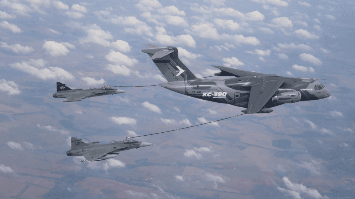 FAB realiza reabastecimento em voo entre caça Gripen e KC-390