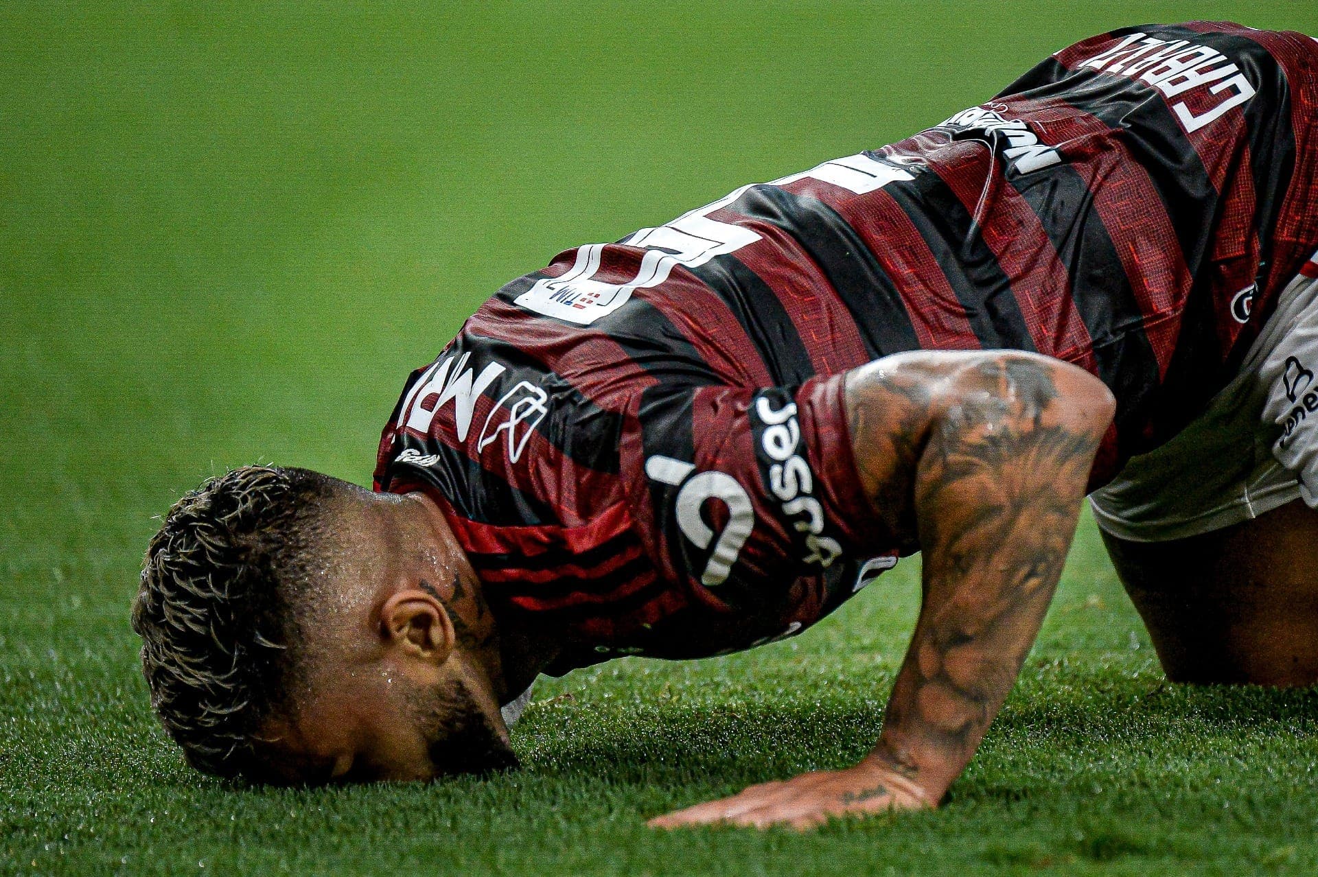 Gabigol comemora gol do Flamengo pelo Brasileirão de 2019