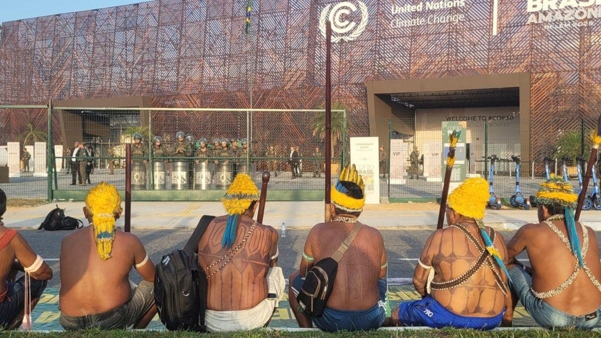 Indígenas protestam na frente da COP30