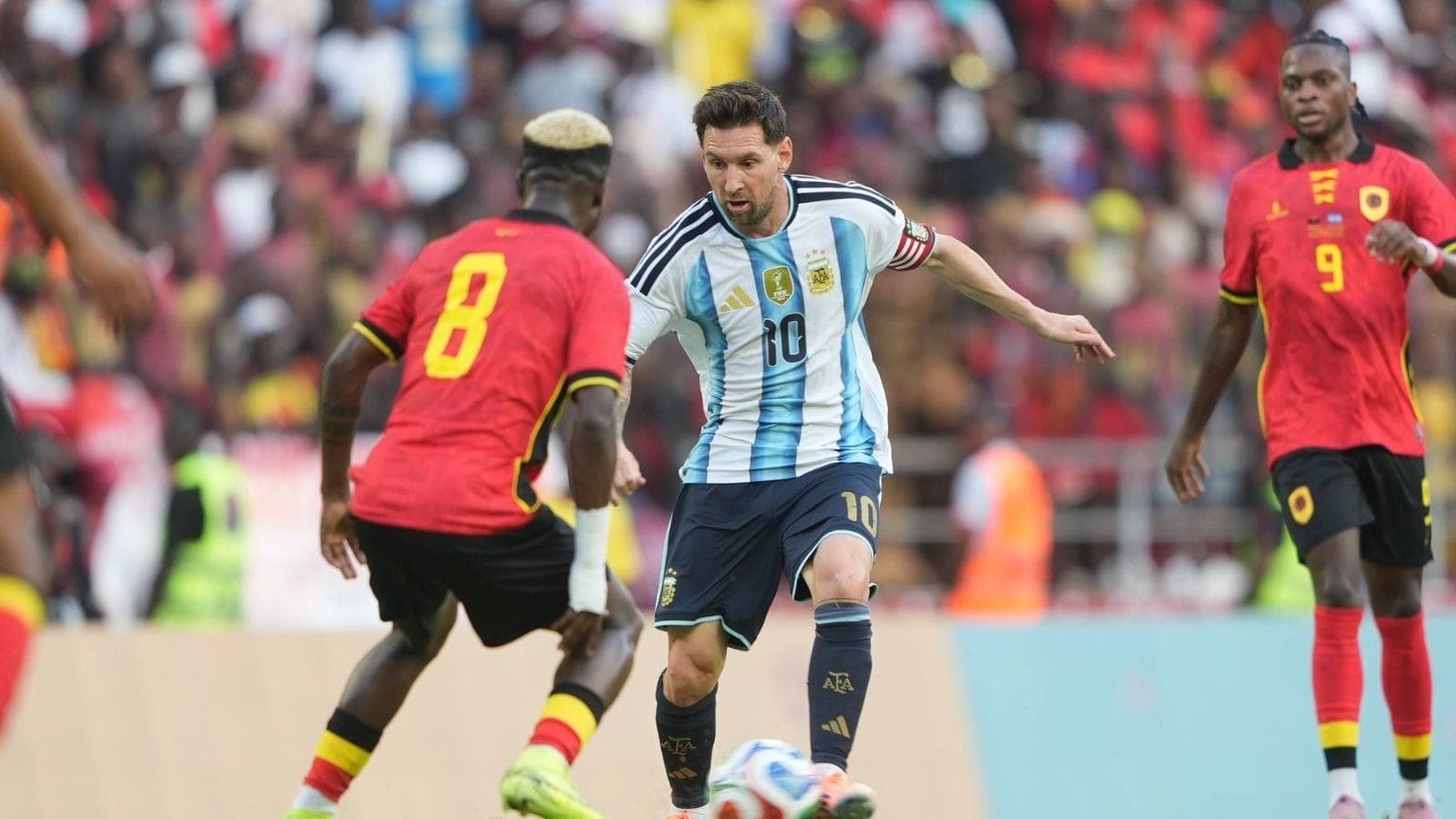 Messi durante amistoso contra a Angola