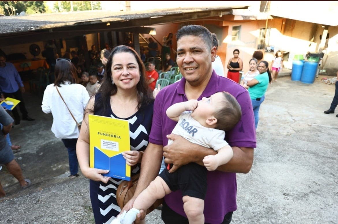 Munícipes felizes com título de posse; 149 títulos foram entregues diretamente nos loteamentos nos processos de regularização fundiária