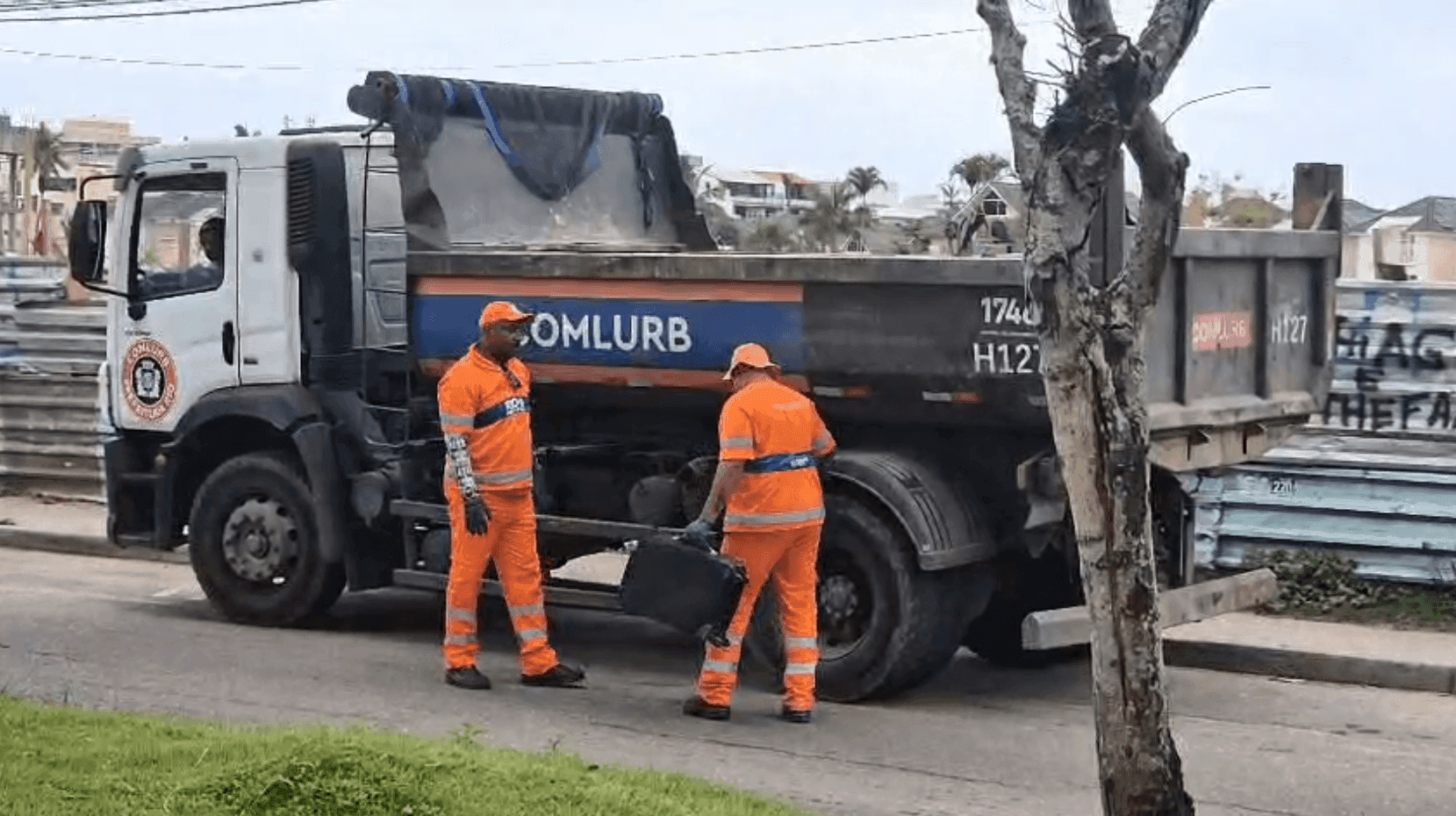No local, foi encontrado um ferro velho clandestino funcionando normalmente no meio da via