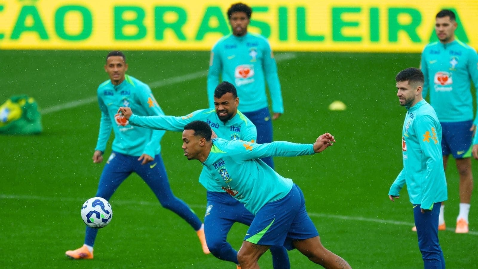 Seleção Brasileira treina no Emirates Stadium, em Londres
