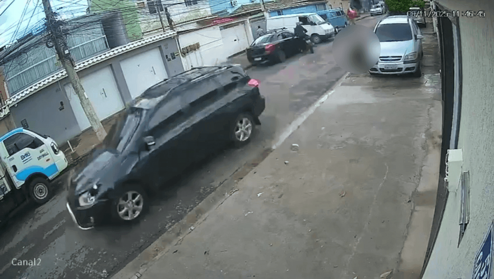 Vídeo mostra momento que carro atropela um dos assaltantes