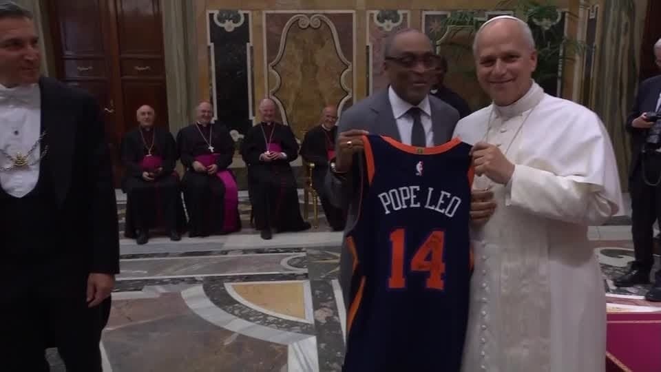 Spike Lee entrega camisa do New York Knicks para o Papa Leão XIV