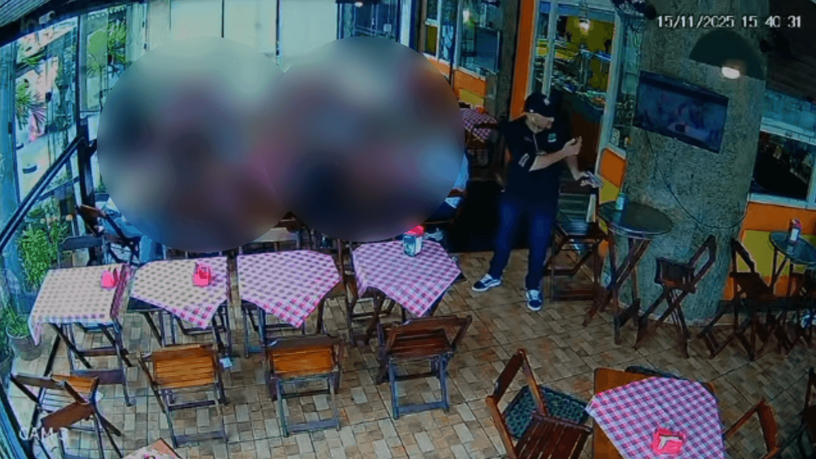 As vítimas ficam em estado de choque e entregam os celulares. Outro cliente chega a ser revistado e tem cordões roubados