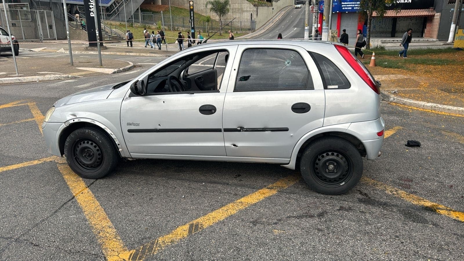 Carro com marcas de tiro interdita Avenida Eliseu de Almeida, na Zona Oeste de SP